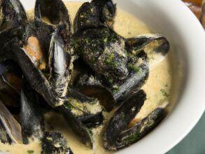 A Simple way to cook mussels with wine and vinegar